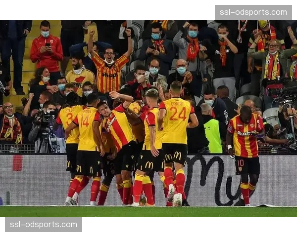 花絮：小球童在斯特拉斯堡进球后兴奋地与进球队员击掌，不慎摔倒